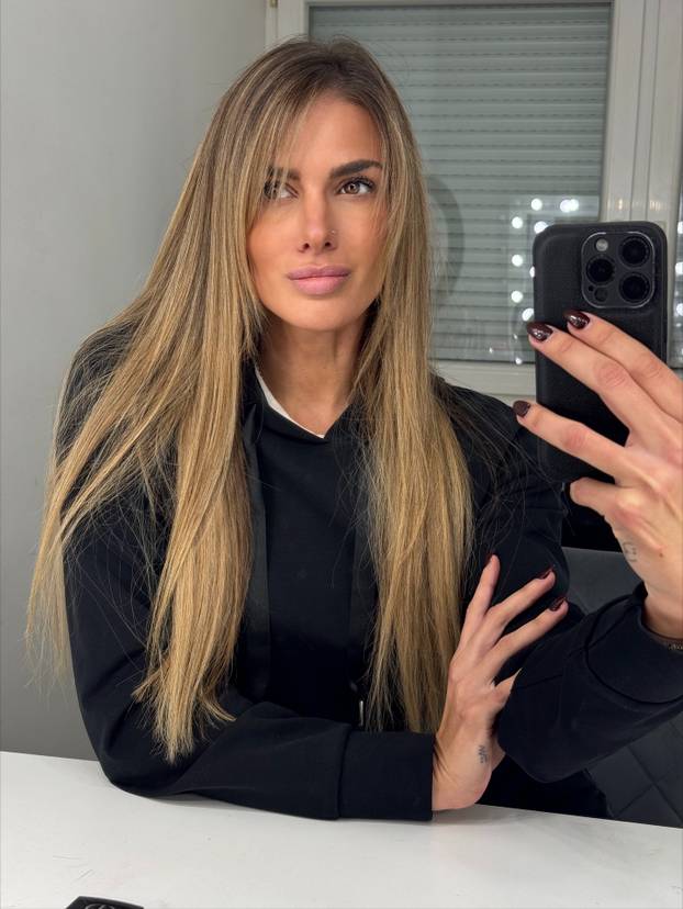 FOTO Prvu damu Hajduk TV-a ni gips nije zaustavio u teretani