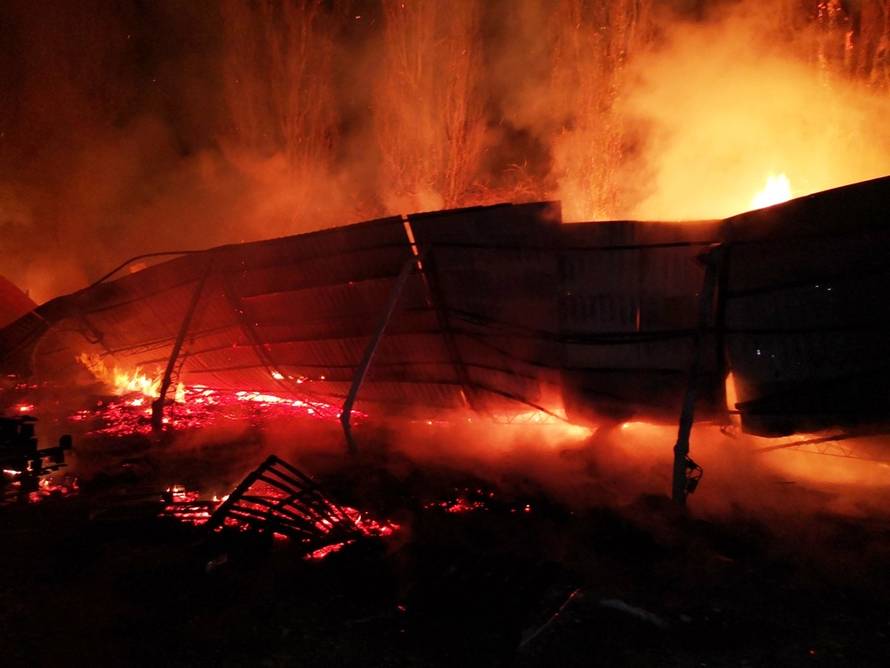 Skladište je gorjelo cijelu noć: Vatra istopila metalno krovište