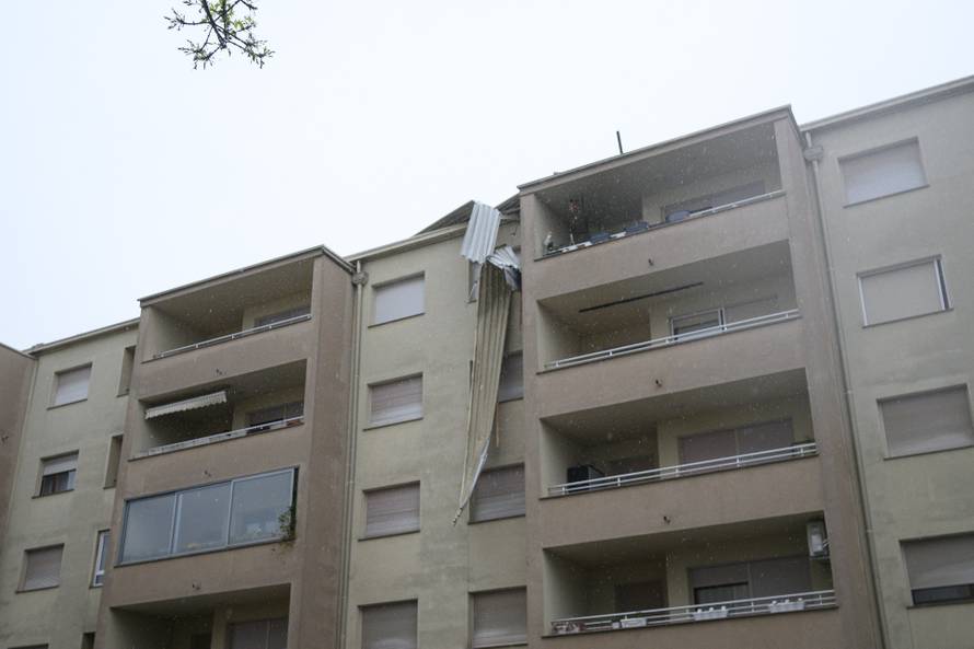 Zagreb: Olujno nevrijeme oštetilo krov zgrade na Horvaćanskoj cesti na Vrbanima