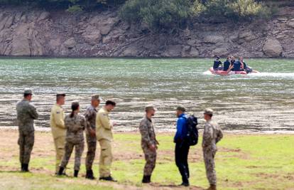 Ministar obrane BiH o padu vojnog helikoptera u jezero: 'Zakačio je žice dalekovoda'