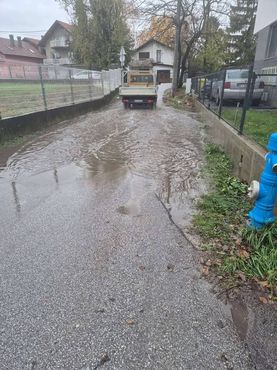 NEVJEROJATNO! Ovom cestom  djeca idu u školu u Zagrebu: 'Opasno. Neka se svi srame!'