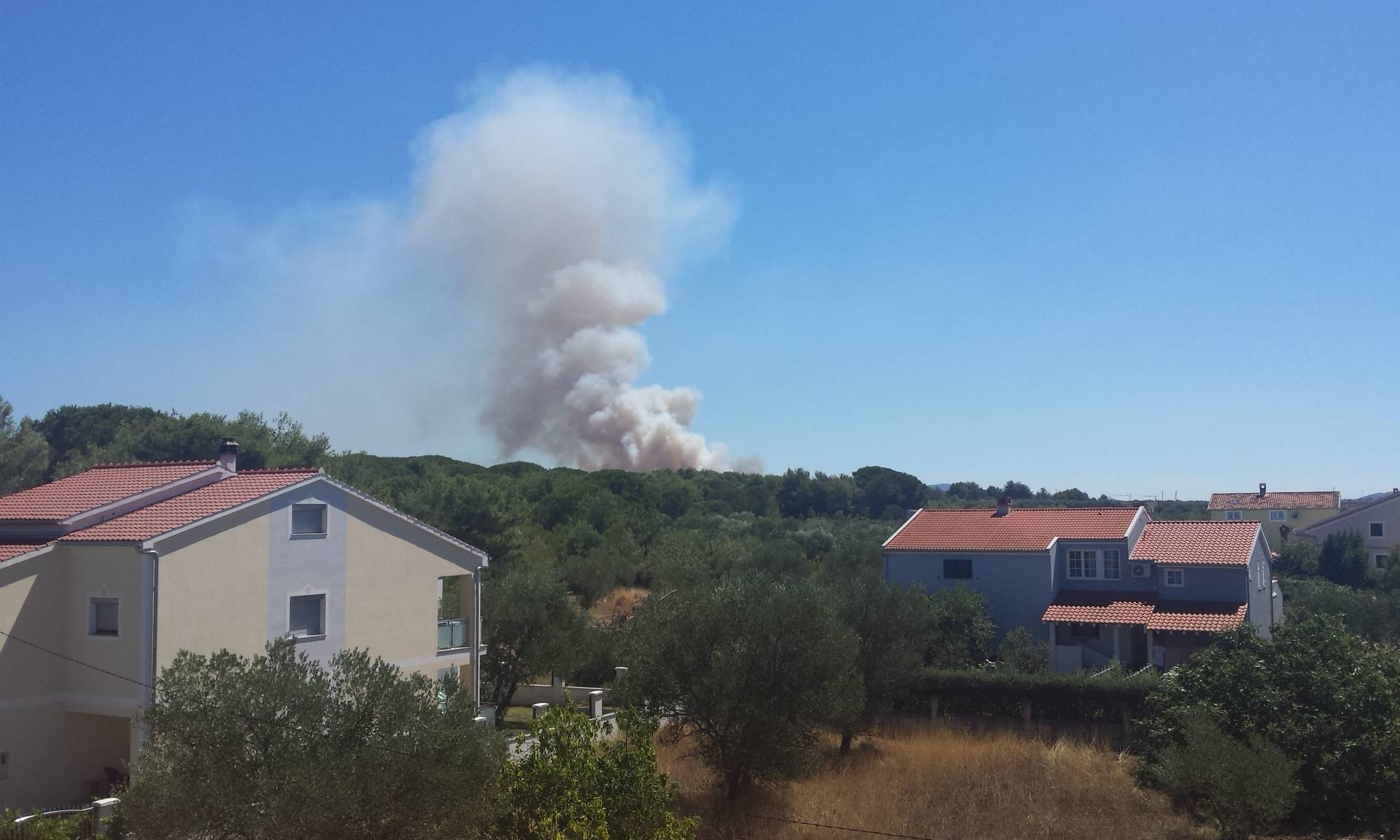 Gusti dim suklja u zrak: Opet je buknuo požar kod Pakoštana