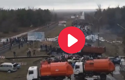 Nenaoružani Ukrajinci blokiraju put do najveće nuklearke...