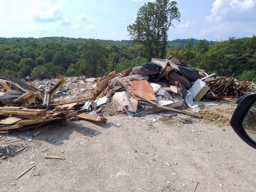 EKSKLUZIVNO Zatrpao potok građevinskim otpadom: 'Nema dozvole, ali bacamo na svoje'