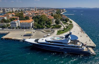 FOTO Luksuzna superjahta poljskog milijardera mami poglede na zadarskoj rivi