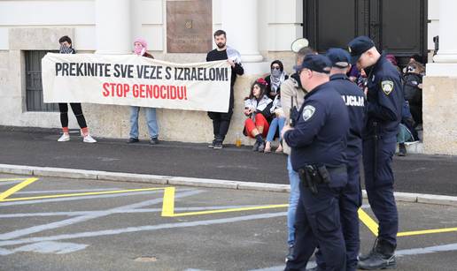 FOTO Aktivisti blokirali ulaz u MVEP, odvela ih interventna: 'Plenki, Plenki, gdje se kriješ?'