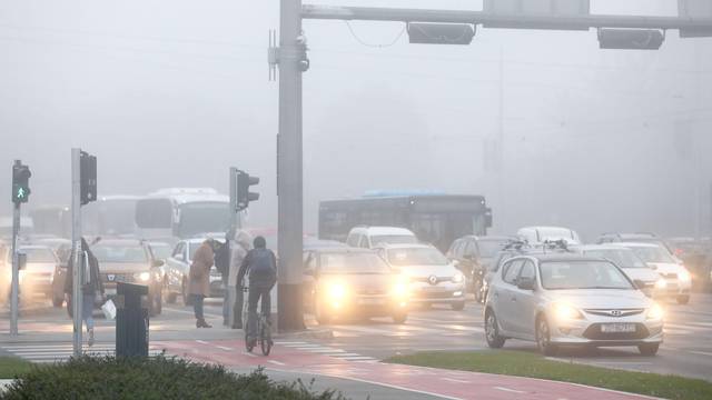 Zagreb: Gusta magla na Aveniji Vukovar ne utječe pretjerano na tijek prometa