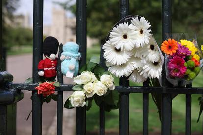 Mourners gather at Windsor Castle