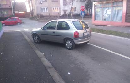 Stajao tamo satima: Corsu je 'parkirao' i ostavio na cesti