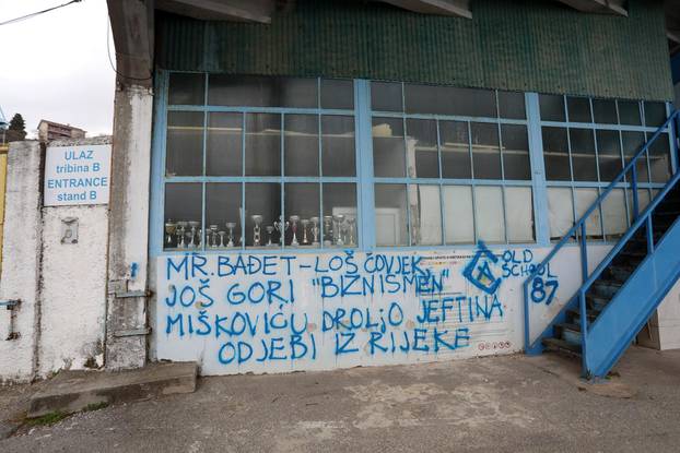 Rijeka: Grafit s porukom Damiru Miškovića napisan pod tribinom stadiona Kantrida.