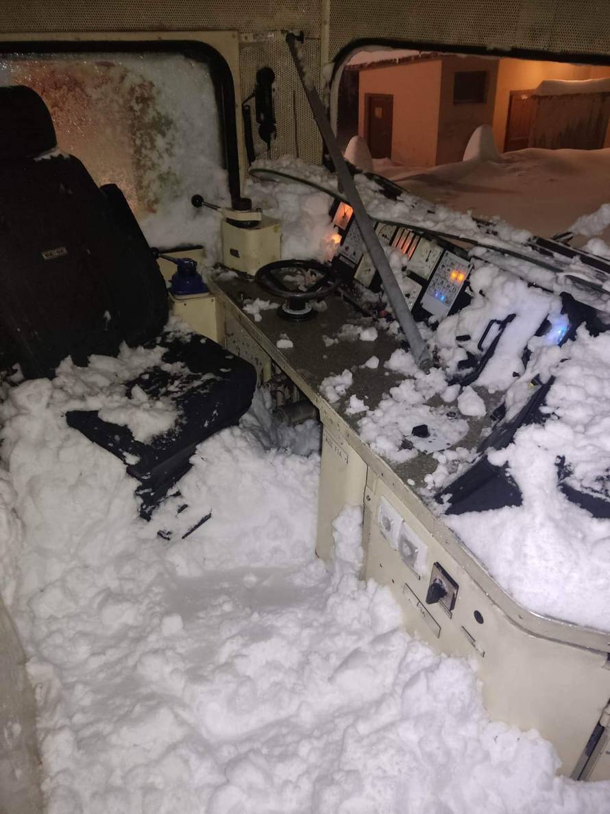 Ekskluzivne fotografije: Vlak kod Delnica naletio na snježni nanos, kabina skroz uništena