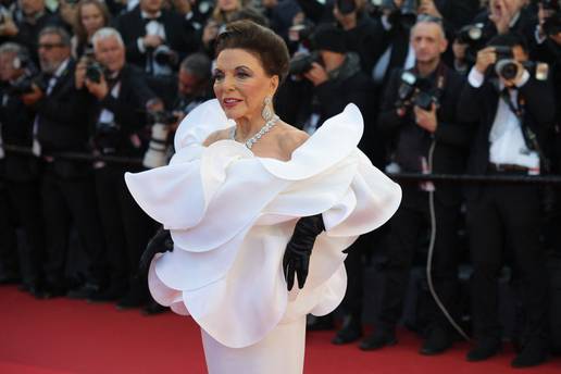 Joan Collins (92) u &scaron;tiklama i bijeloj haljini je zasjenila sve!