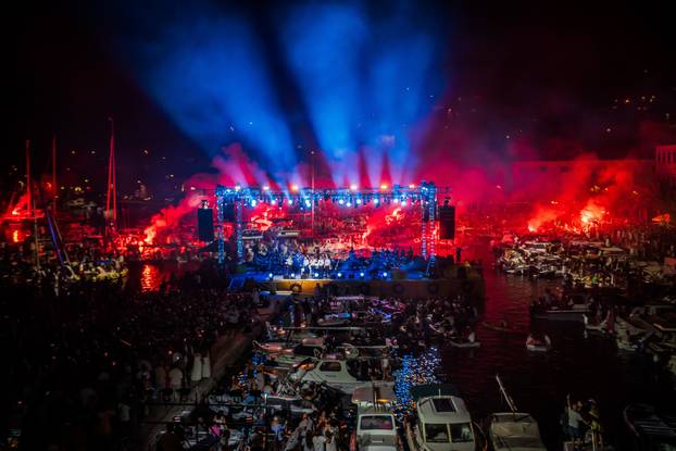 Vela Luka  -  Koncert u spolen na Olivera Dragojevica Trag u Beskraju.