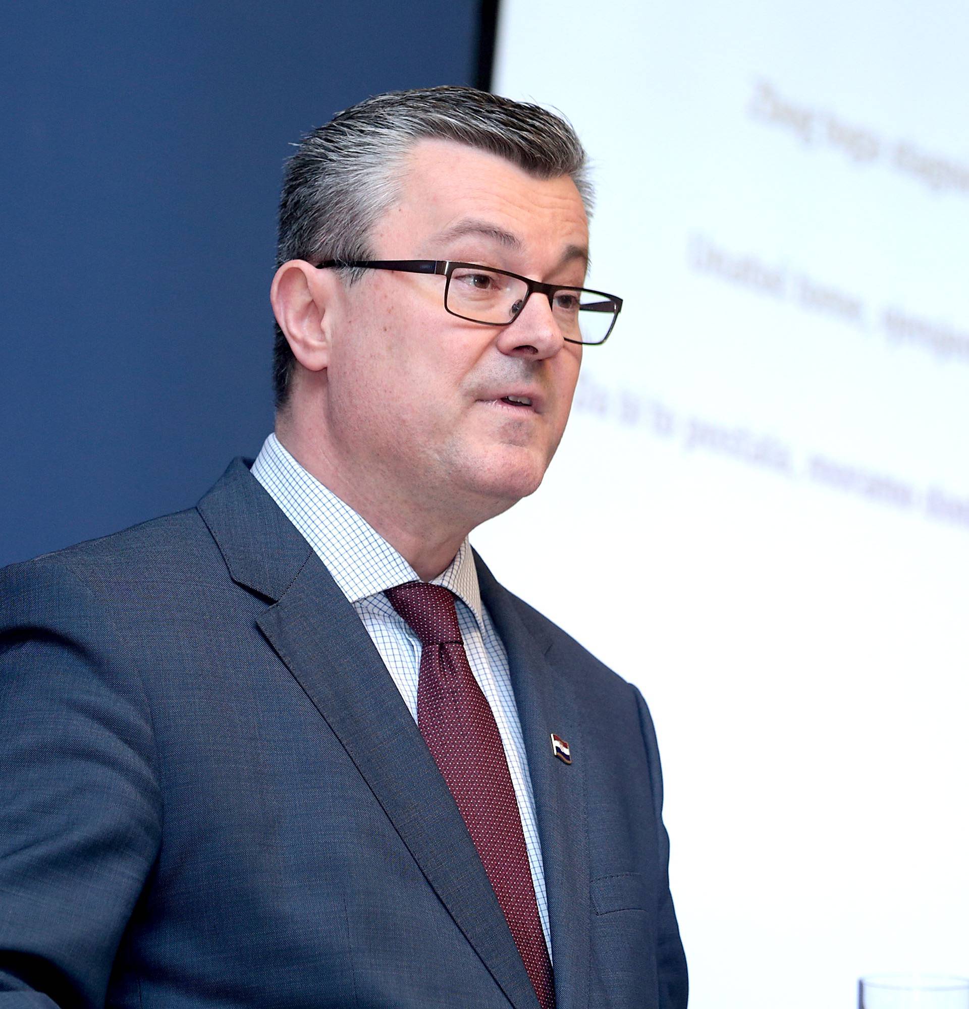Premijer Orešković: Ove godine Vlada će slomiti taj javni dug