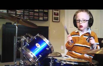 Samouki mali (6) bubnjar uživa svirajući pjesmu Foo Fightersa