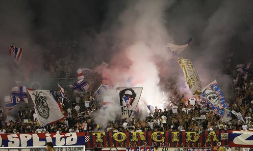 Torcida je zapalila transparent koji je veli&ccaron;ao zlo&ccaron;inca Mladi&cacute;a! &Ccaron;esi su ga koristili na derbiju...