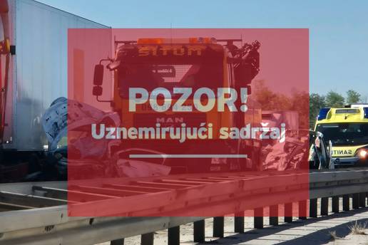 Fotografije s mjesta u&zcaron;asa: Auti su zdrobljeni izme&dstrok;u kamiona!