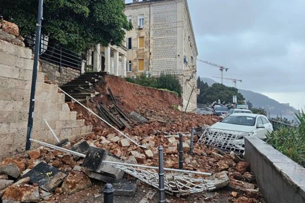 FOTO U Dubrovniku zatrpani BMW, Mercedes... Pogledajte scene s mjesta odrona zemlje!