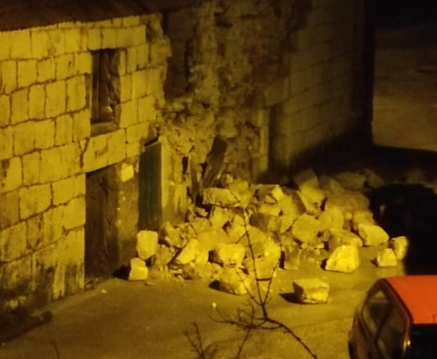Ovo su prve snimke posljedica potresa. Srušen dio kuće kraj Dugopolja: 'Sve još podrhtava'