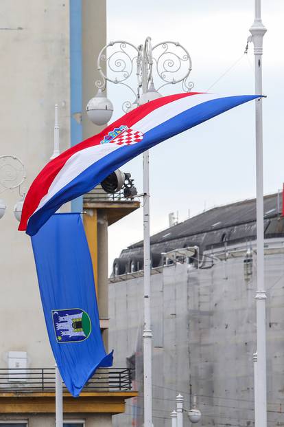 Zagreb: Zastave Republike Hrvatske izvješene po zgradama povodom Dana državnosti