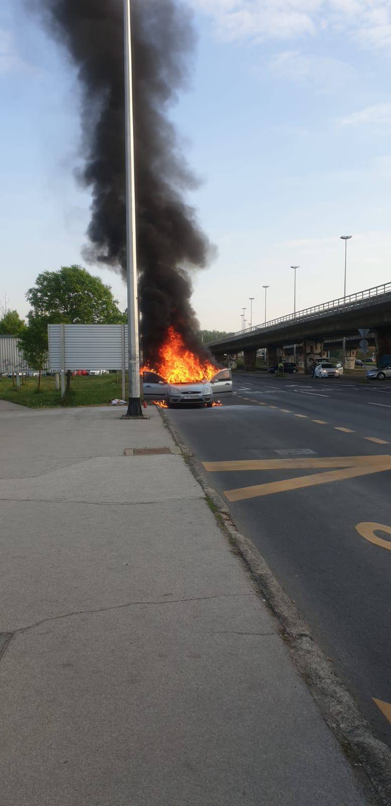 Buknuo auto nasred ceste u Zapruđu: Potpuno je izgorio