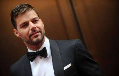 Ricky Martin se 'pali' na frajere u crnim odijelima s kravatama
