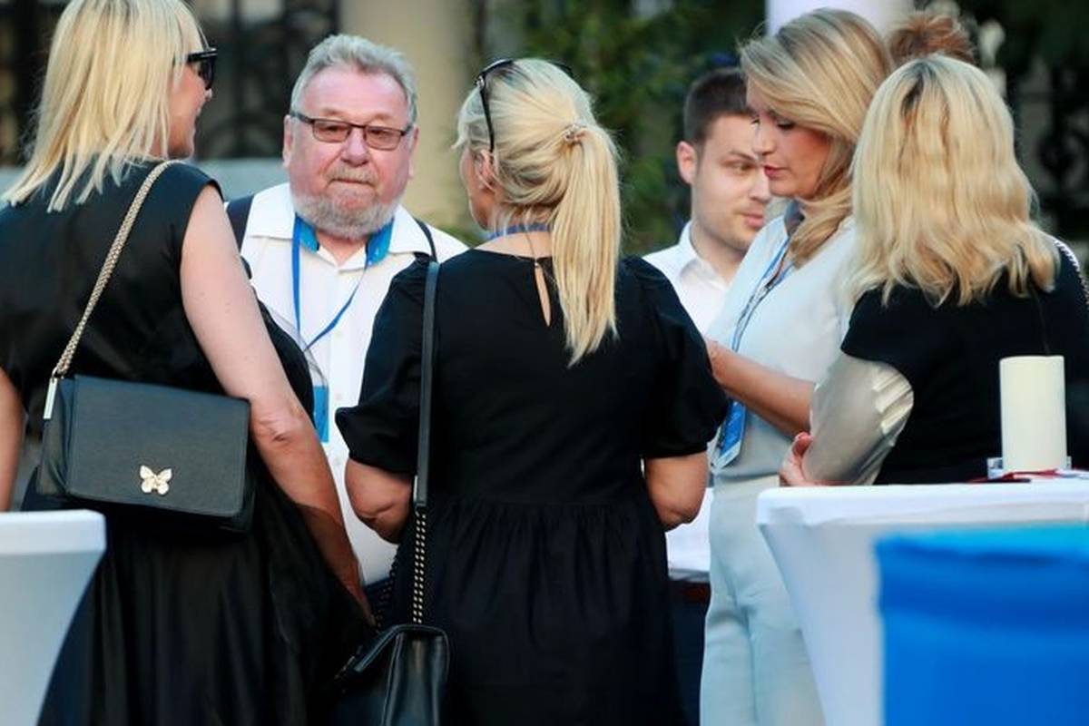 Vladimir Šeks ponovno ljubi: Dane provodi u društvu znatno mlađe žene i ne skriva sreću