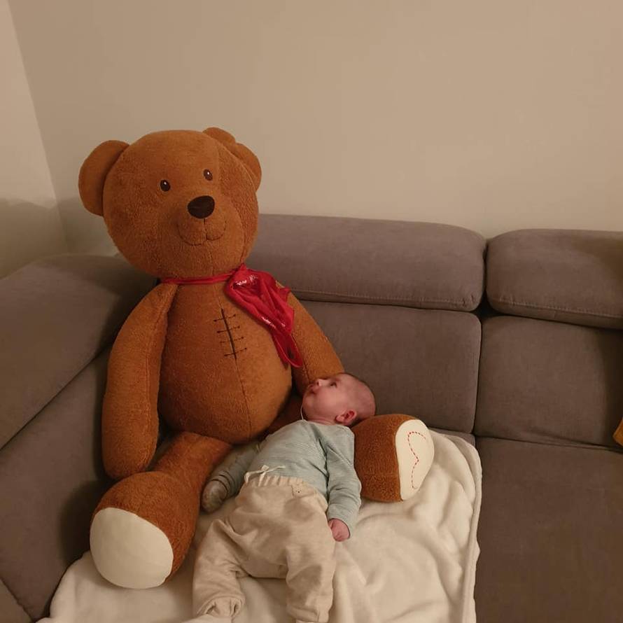 Jona je napokon stigao kući, dočekali su ga plavi, srebrni i zlatni baloni i pregršt ljubavi