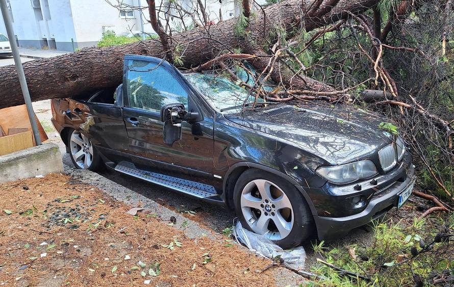 Megaoluja u Splitu oštetila je više od 300 vozila! Potopljen brod, dvoje teško ozlijeđeno