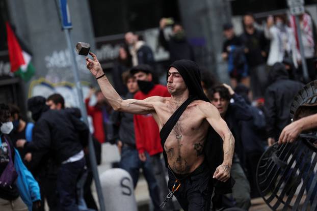 USB union holds nationwide strike, "Let's Block Everything," in solidarity with Gaza, in Milan