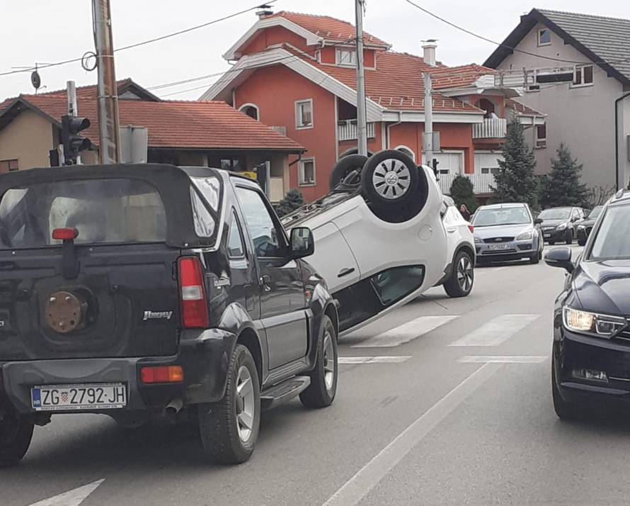 KRŠ I LOM U ZAPREŠIĆU! Auto je završio na krovu u raskrižju