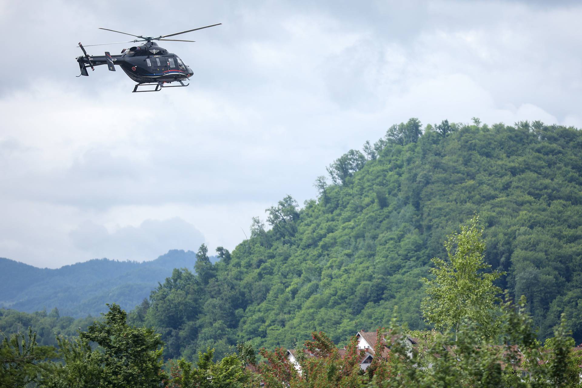 Helikopter Vlade RS nadlijeće iznad Srebrenice i Bratunca