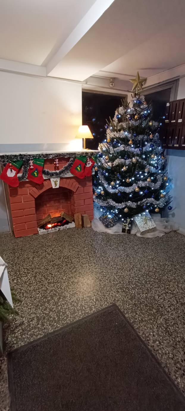 FOTO Božićna idila na stubištu: 'Imamo snjegovića, bor, kamin. Nedostaje samo dekica i knjiga'