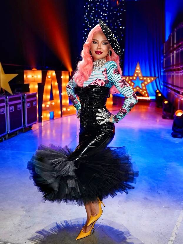 FOTO Maja Šuput u večerašnjem Supertalentu ima rozu kosu! Pogledajte eklektični outfit