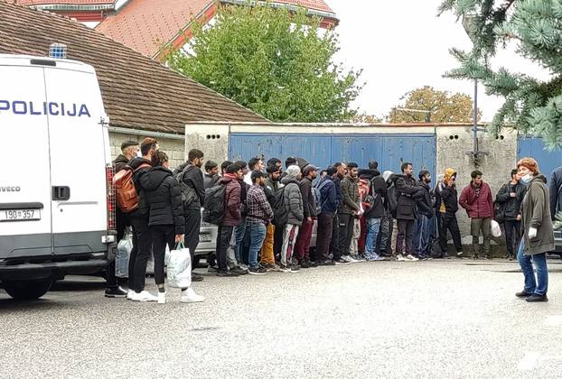 Policija dovela velik broj migranata u policijsku postaju Sesvete