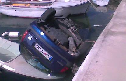 Auto im je pao na brodice u Luci na Dugom otoku
