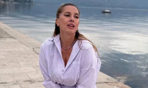 FOTO Nives od magle pobjegla na more, u prvi plan došle njene visoke čizme i mrežaste čarape