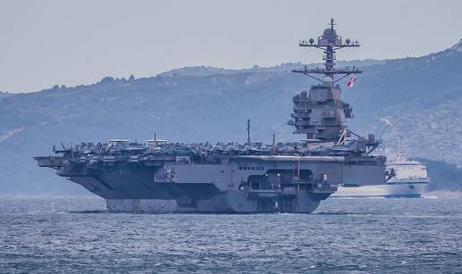 FOTO Ameri&ccaron;ki mega nosa&ccaron; aviona napustio  Split: 'Mrcina' s 4500 ljudi bila na odr&zcaron;avanju