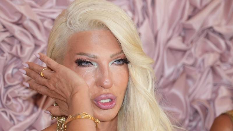 Jelena Karleuša roni suze za voljenim Vučićem: Srbija je pala