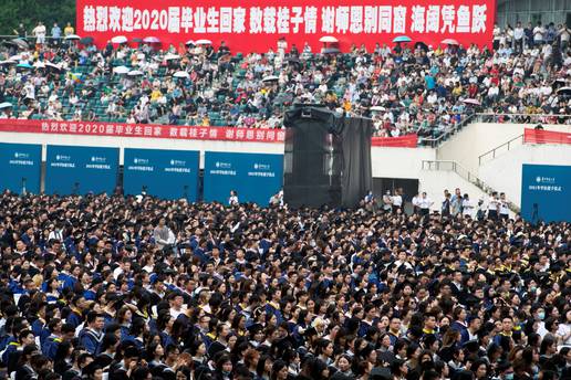 VIDEO Kakva korona? 11.000  studenata gužvalo se u Wuhanu na promociji, maskama ni traga