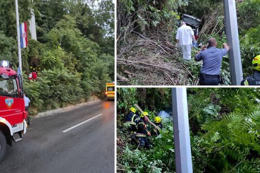 Kako je ovo uspio?! Auto uletio u šumu, izvlačili ga vatrogasci, a vozač je prošao bez ozlijede!