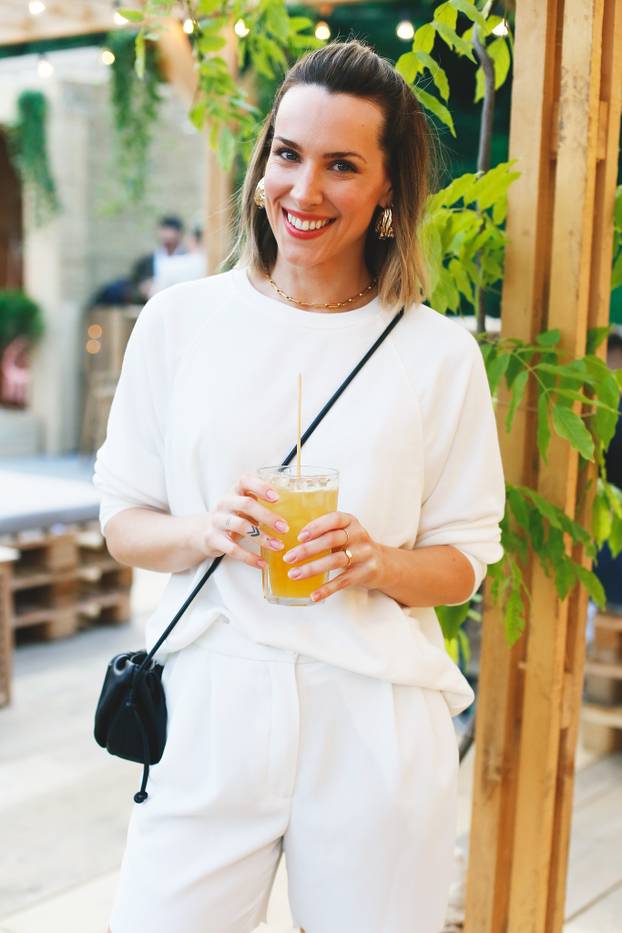 Sportivo monokromatska formula s naglaskom na bijelu