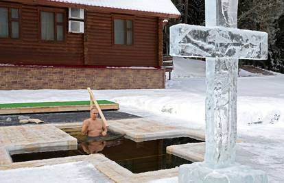 Vladimir Putin se okupao u zaleđenom jezeru na -20 °C