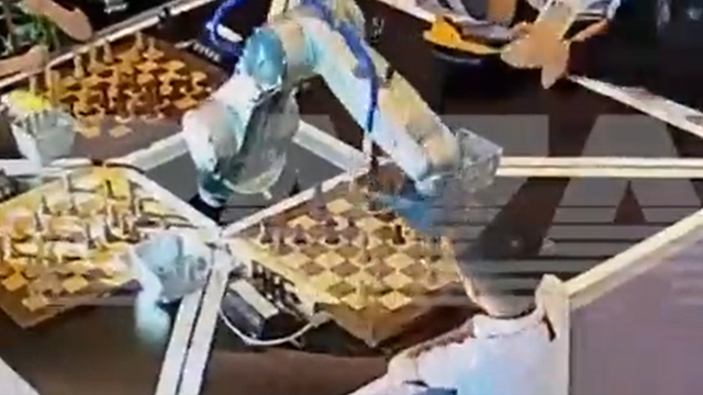 Na šahovskom turniru robot uhvatio dječaka (7) za prst i slomio ga: 'Ovo je prvi slučaj'