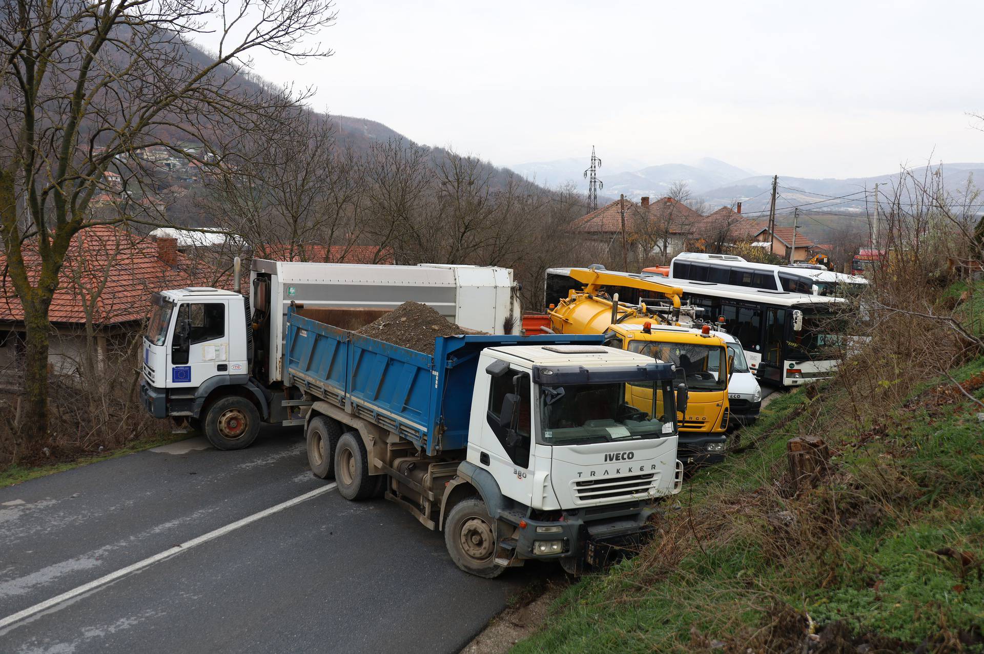 Kosovo: Etnički Srbi u selu Rudare kamionima blokirali cestu 