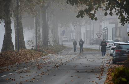 FOTO Gusta magla prekrila ulice u Slavonskom Brodu