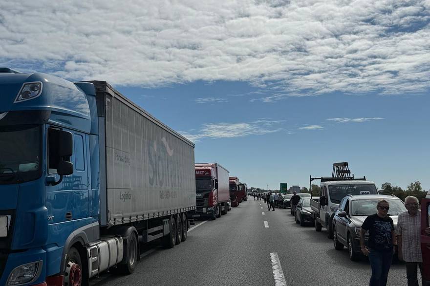 Prometna na A3 kod Rugvice. Vozač ostao zarobljen u kamionu