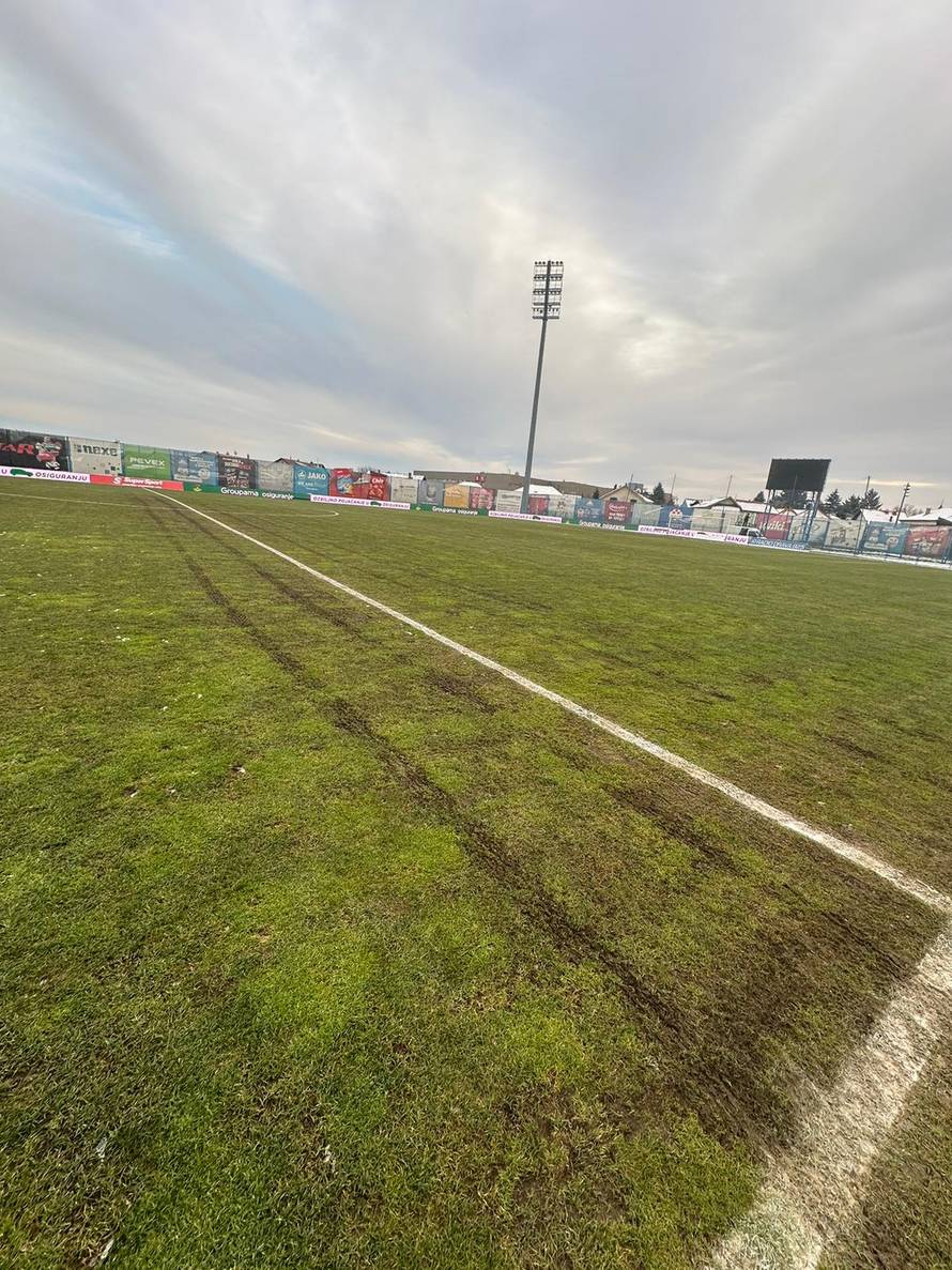 VIDEO Na ovakvom travnjaku u Koprivnici igrali su Dinamo i Slaven! Dio terena je zamrznut