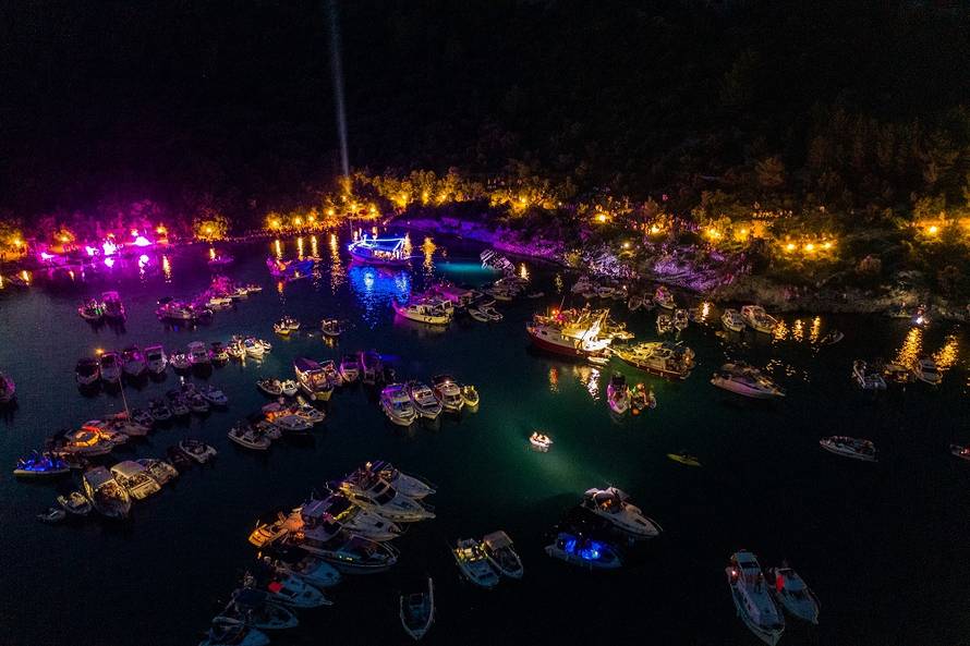 Klapa Rišpet upriličila je koncert pod zvjezdanim nebom: U moru ih okružilo 300 manjih brodica