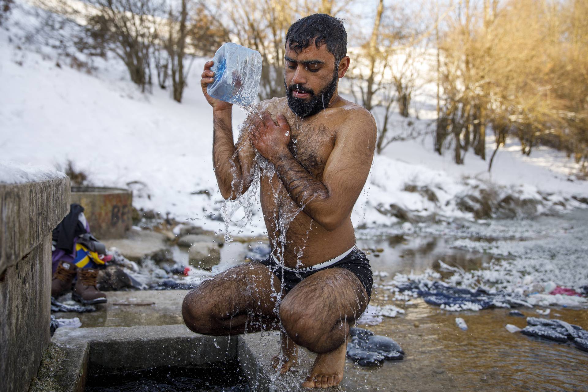 Pakao migranata na granici s Hrvatskom: Peru se u snijegu, nemaju grijanje ni toplu vodu